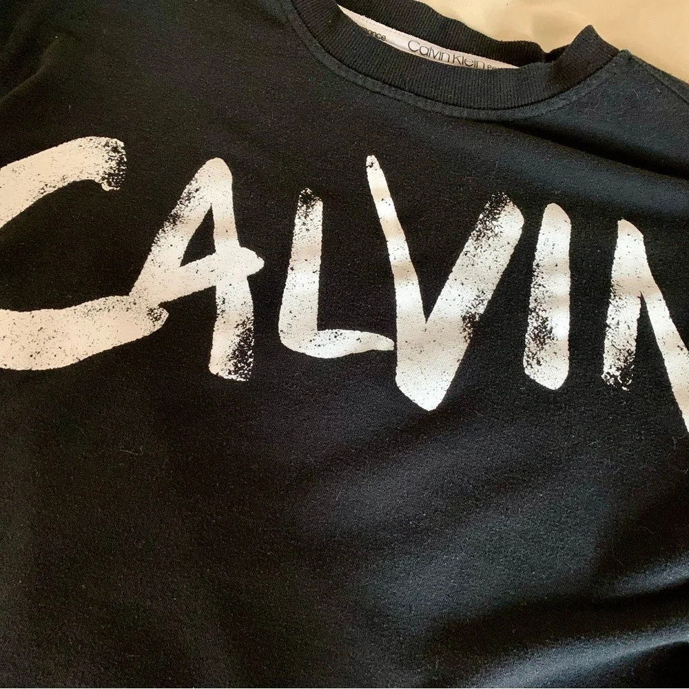 CUTE CALVIN KLEIN SWEATSHIRT ❤️CHANGE IT UP WITH A WHITE SHIRT UNDERNEATH. - Picture 6 of 14